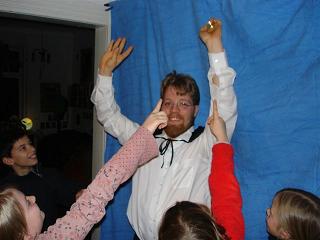 Magic Joker beim Zaubern auf einem Kindergeburtstag