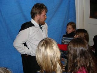 Magic Joker beim Zaubern auf einem Kindergeburtstag